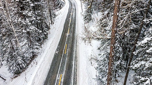 新疆冬季喀纳斯雪山公路道路图片