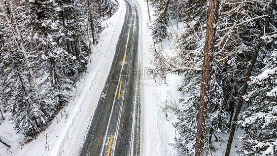 新疆冬季喀纳斯雪山公路道路图片