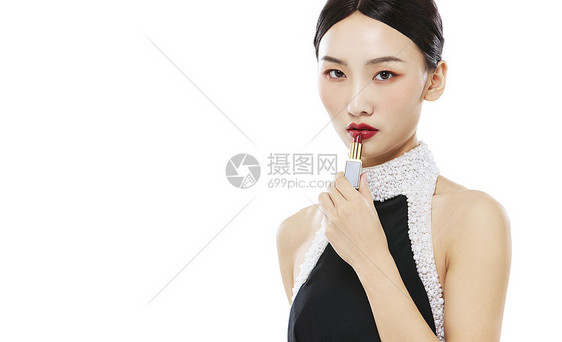 美妆年轻时尚美女手拿口红展示图片