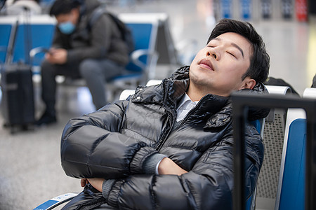 在火车站睡着的男性图片