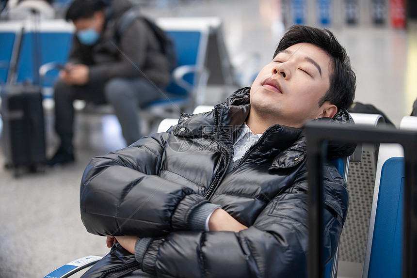 ‘~在火车站睡着的男性  ~’ 的图片
