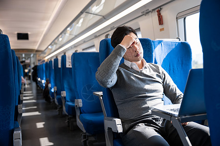 坐在火车上不舒服的男性高清图片