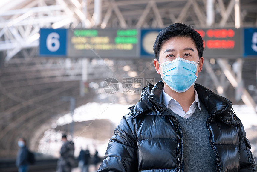 男性在列车站台等候火车进站图片