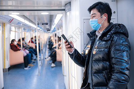 春节出行站在地铁上的人玩手机背景
