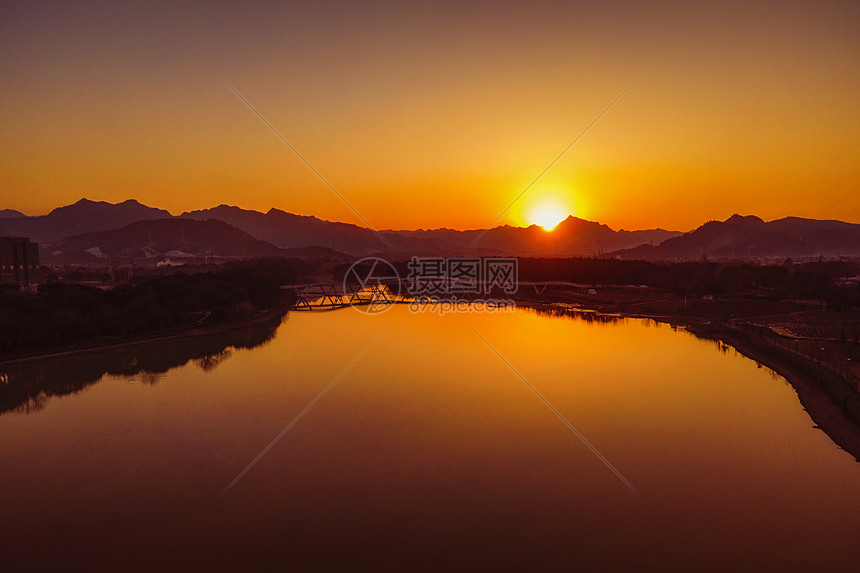 浙江天台山湖泊日落夕阳图片