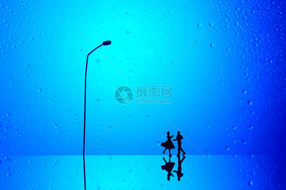 情人节创意微距摄影雨中跳舞的人剪影图片