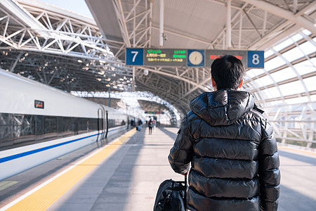 在站台等候列车进站的男性背影图片素材