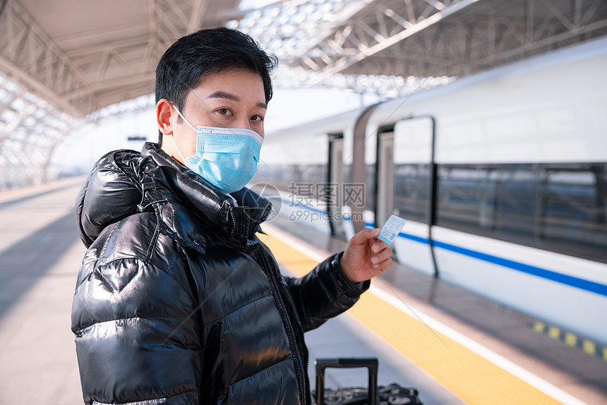 通过车票核对车厢的男性图片