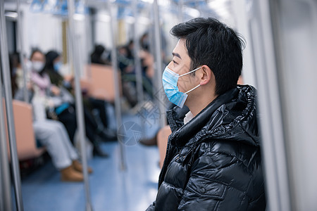 疫情期间戴着口罩乘坐地铁的男性图片