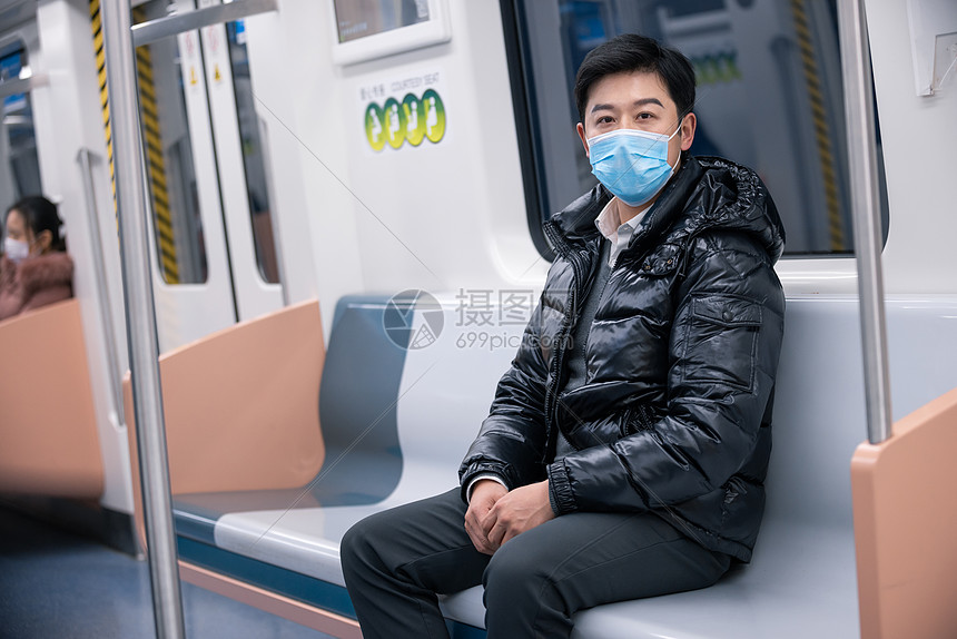 疫情期间乘坐地铁的男性图片