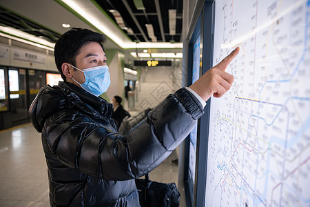 男性查看地铁行驶表高清图片