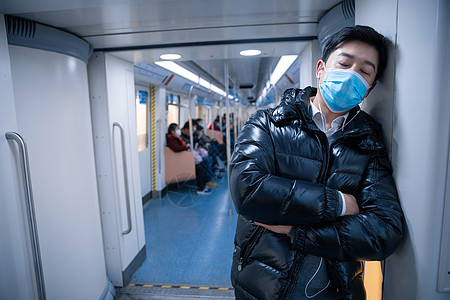 疫情期间在地铁上睡着的男性图片