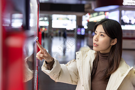 女性在火车站选购饮料图片