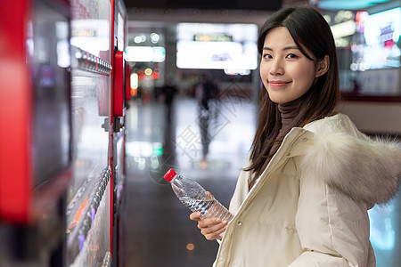 女性在火车站选购饮料图片