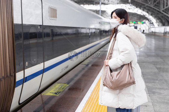 女性在站台准备上火车图片