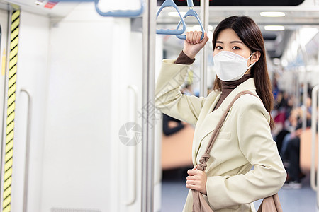下班回家的女性戴口罩乘坐地铁图片