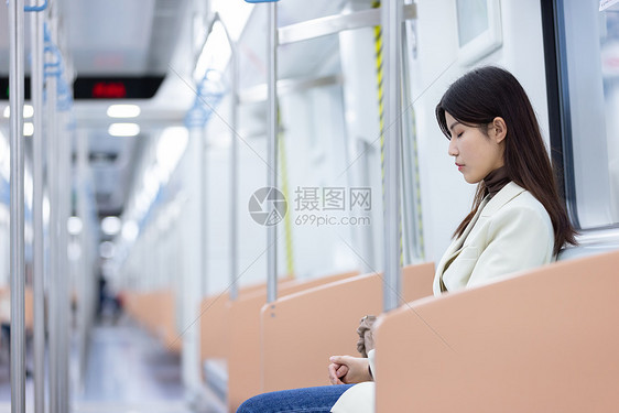 下班回家的女性在地铁上睡着图片