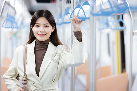 坐地铁下班回家的职场女性背景图片