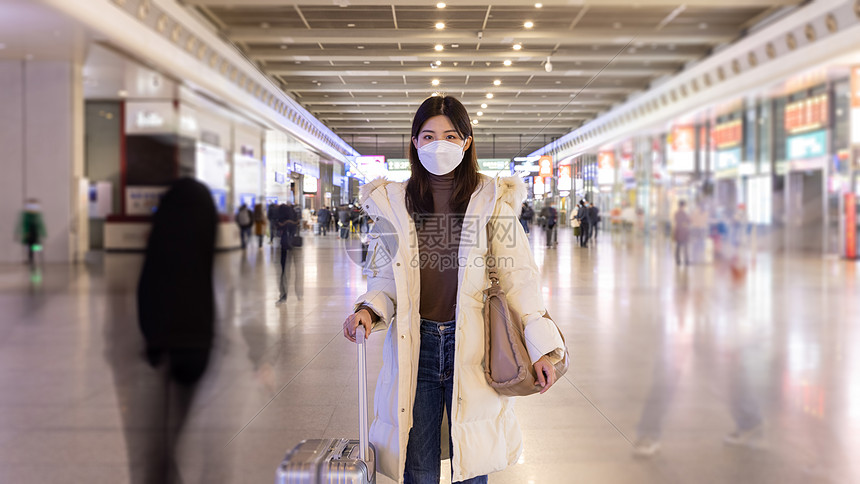 站在火车站通道等待的女性图片