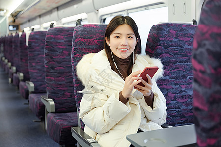 女性在火车车厢里使用手机图片