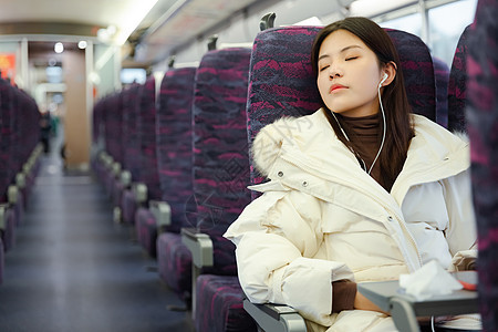女性在火车车厢里睡着图片