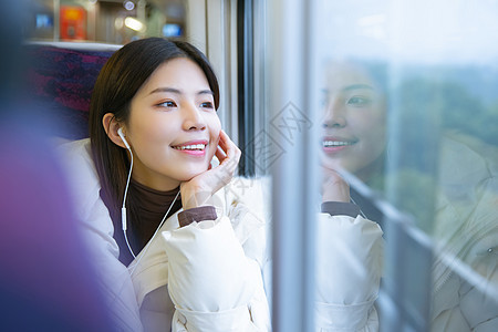 旅途中的女性看窗外风景背景图片