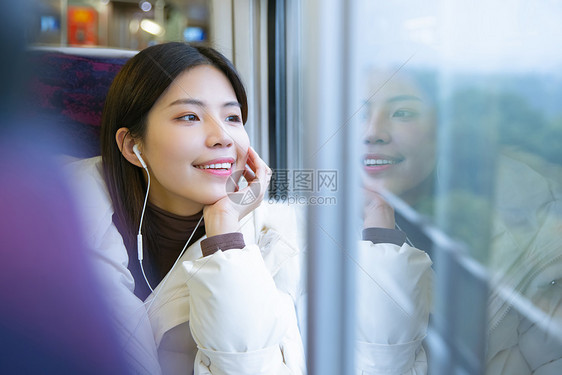 旅途中的女性看窗外风景图片