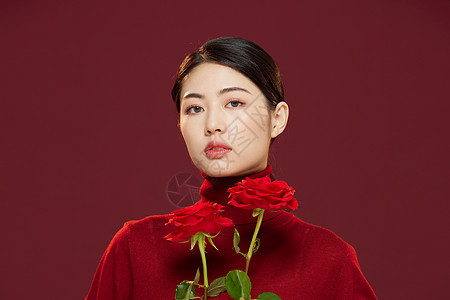 时尚美妆女性拿红玫瑰花图片