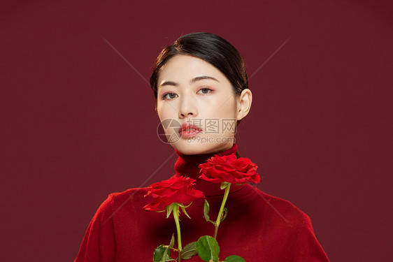 时尚美妆女性拿红玫瑰花图片