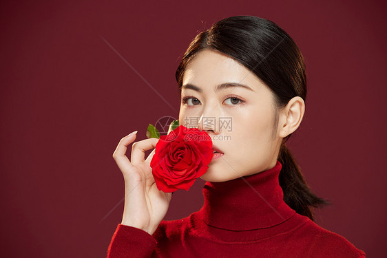 时尚美妆女性拿红玫瑰花图片