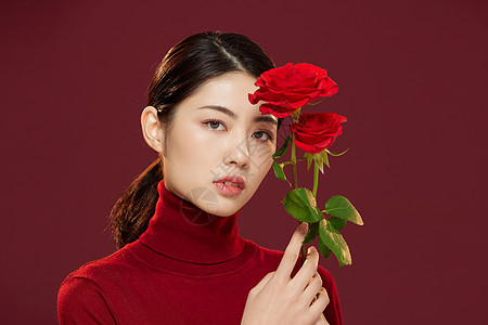 时尚美妆女性拿红玫瑰花图片