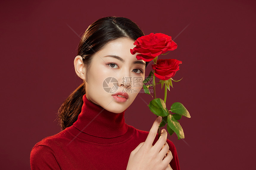 时尚美妆女性拿红玫瑰花图片