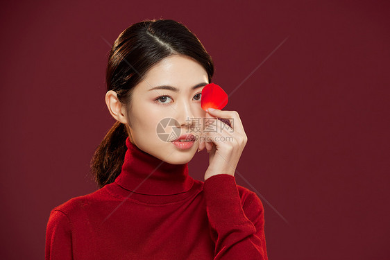 新年春节中国风美女拿玫瑰花图片