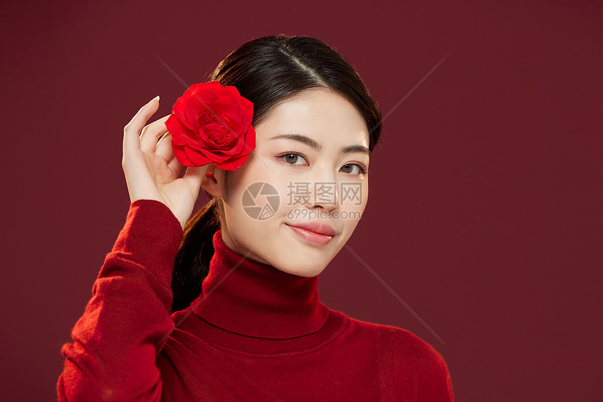 新年春节中国风美女拿玫瑰花图片