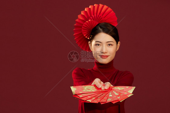 中国风国潮美女新年发红包图片