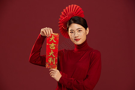 新年春节中国风美女拿春联图片