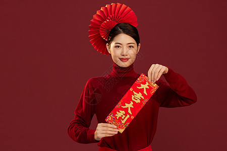 新年春节中国风美女拿春联图片