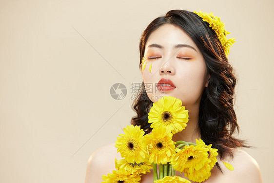 创意美女向日葵鲜花美妆造型妆面图片