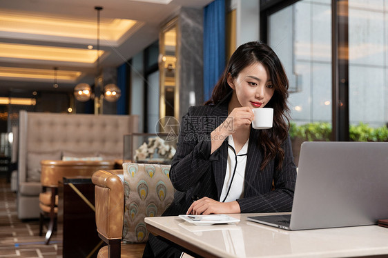 职场女性坐在咖啡厅办公图片