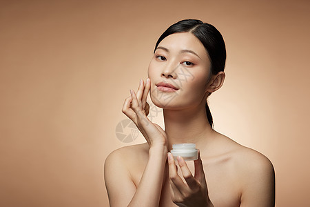 女性使用乳液擦脸护肤图片
