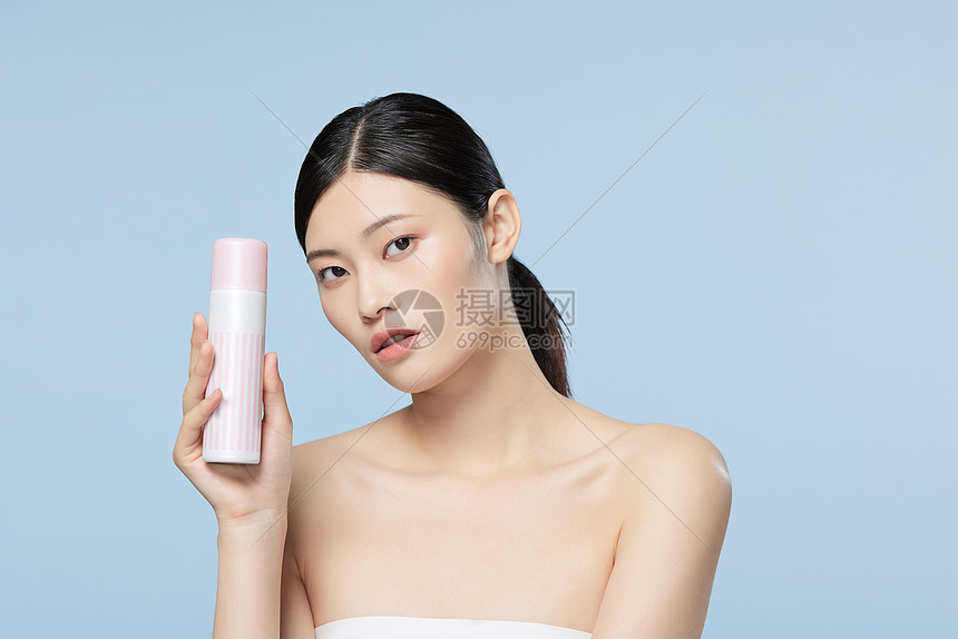 手拿防晒喷雾的女性高清图片下载 正版图片 摄图网 手拿防晒喷雾的女性高清图片下载 正版图片 摄图网