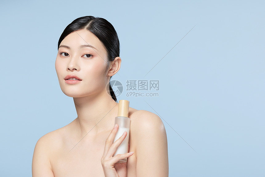 女性展示保湿乳液护理皮肤图片