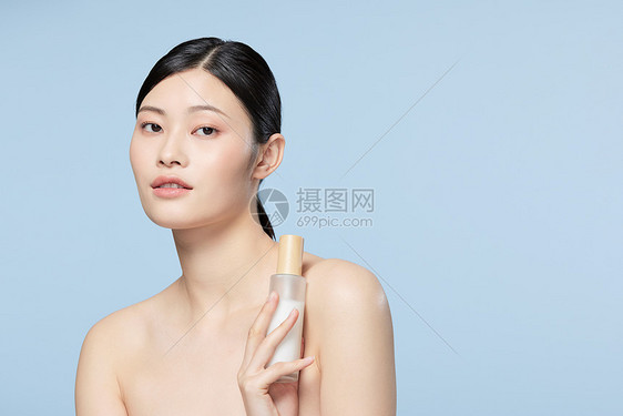 女性展示保湿乳液护理皮肤图片