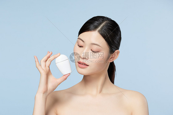 女性展示便携式防晒霜图片