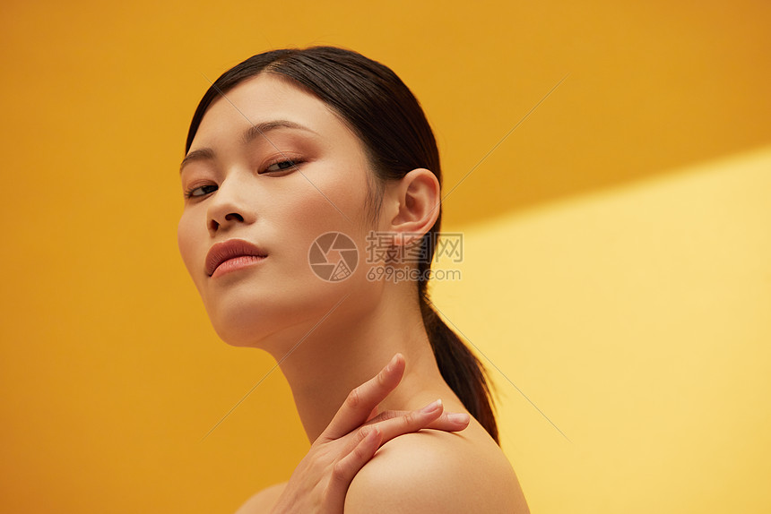 光束背景女性美妆美容高级感高清图片下载 正版图片 摄图网 光束背景女性美妆美容高级感高清图片下载 正版图片 摄图网
