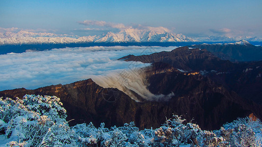 四川牛背山雪山云海图片