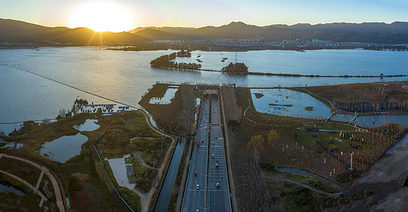 全景航拍昆明草海隧道口滇池日落风光高清图片