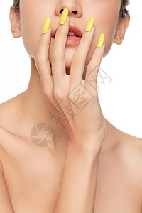 女性美妆美容黄色美甲特写图片