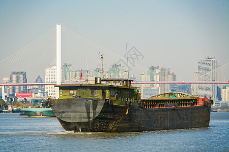 上海黄浦江上的运输货轮图片