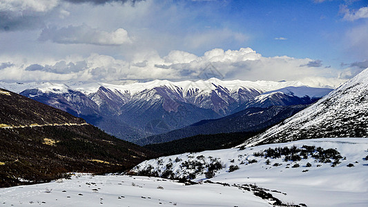 西藏川藏高原上的雪山背景图片